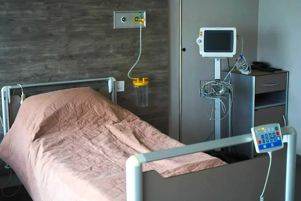 Patientenkutsche und medizinische Geräte in der Notfall-Entgiftungsstation der SM Clinic