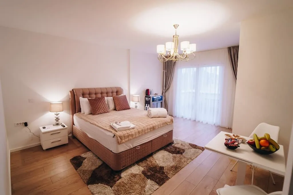 Modernes Einzelzimmer mit Doppelbett und warmem Licht in einer Entzugsklinik SM clinic in Österreich